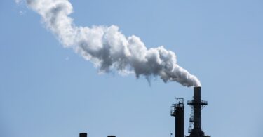 O novo relatório da AIE prevê que, para este ano, exista um aumento das emissões de dióxido de carbono em 1,5 mil milhões de toneladas.