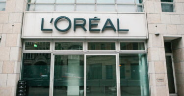 A L’Oréal Paris anunciou que tem como missão reduzir a pegada de carbono em 50% por produto final, até 2030.