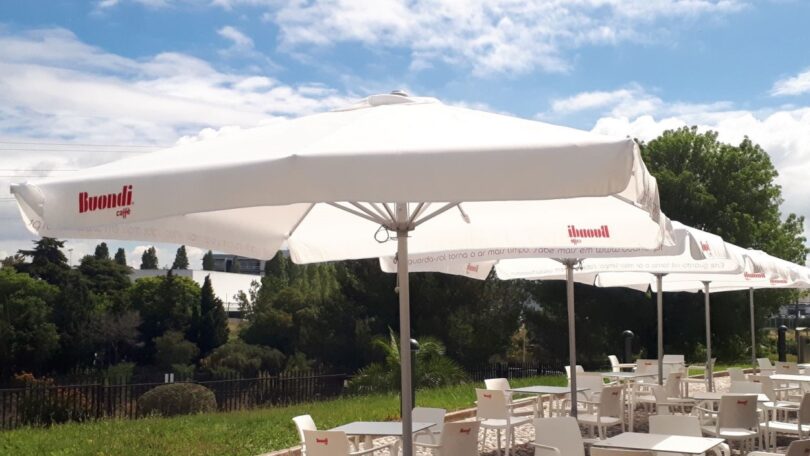 A Nestlé Professional, através da marca Buondi, está a instalar guarda-sóis que pretendem neutralizar os gases libertados pelos automóveis.