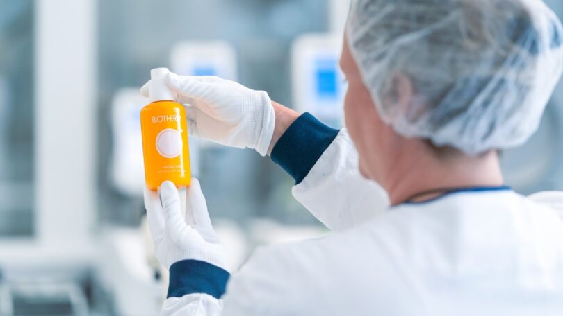 O primeiro frasco cosmético feito de plástico inteiramente reciclado utilizando a tecnologia enzimática da Carbios foi lançado pela L'Oréal.