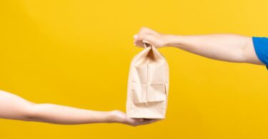 O Governo prepara-se para criar uma taxa sobre as embalagens de comida ao domicílio, que será cobrada aos clientes a partir de 2024.