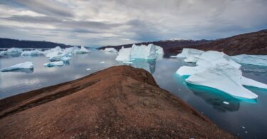 Uma bactéria naturalmente presente no solo conseguiu limpar o solo poluído a gasóleo presente em postos militares extintos na Gronelândia.