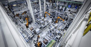 A Mercedes-Benz aliou-se à GROB-WERKE GmbH, empresa de produção de baterias e de sistemas de automação, para expandir a produção de baterias.