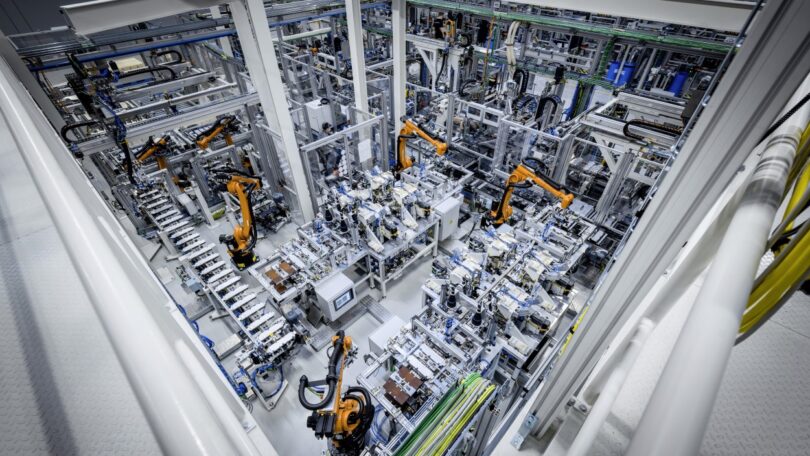 A Mercedes-Benz aliou-se à GROB-WERKE GmbH, empresa de produção de baterias e de sistemas de automação, para expandir a produção de baterias.