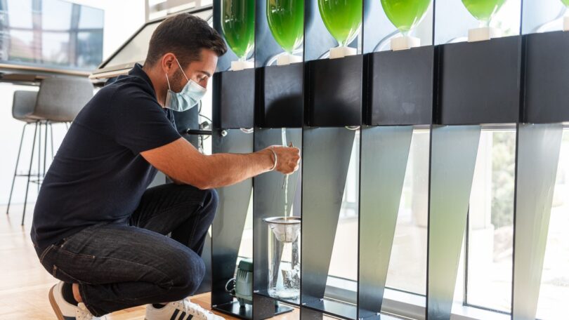 Biorreatores com microcultura de algas foram instalados na sede da Nestlé Portugal, para capturar o CO2 e transformá-lo em oxigénio.