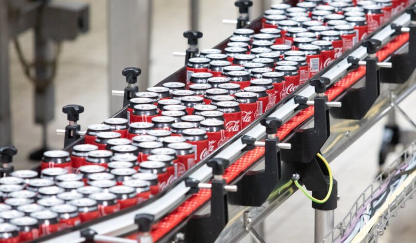 A The Coca-Cola Company pretende, até 2030, que pelo menos 25% das garrafas de vidro ou plástico sejam retornáveis ou reutilizáveis.