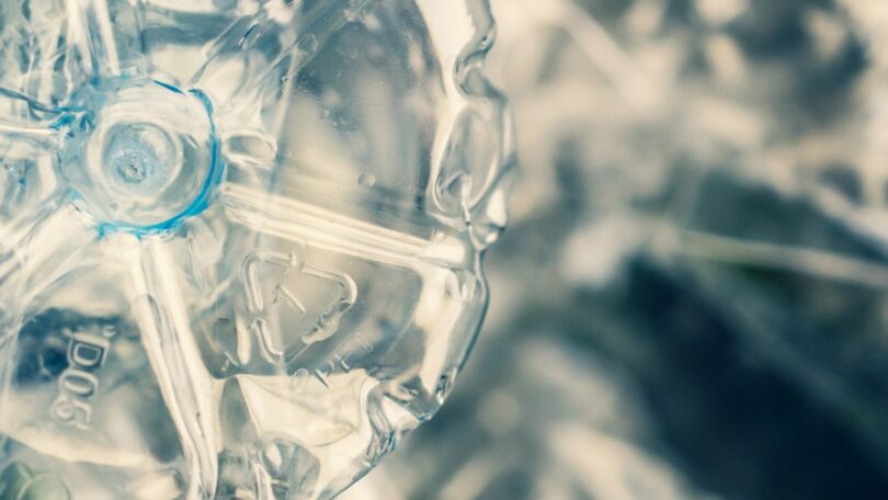 O grupo de cientistas descobriu uma enzima (a TPADO) que poderá ajudar a decompor o tereftalato, um dos componentes do PET.