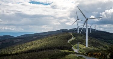 Governo antecipa meta de 80% de produção de eletricidade renovável para 2026