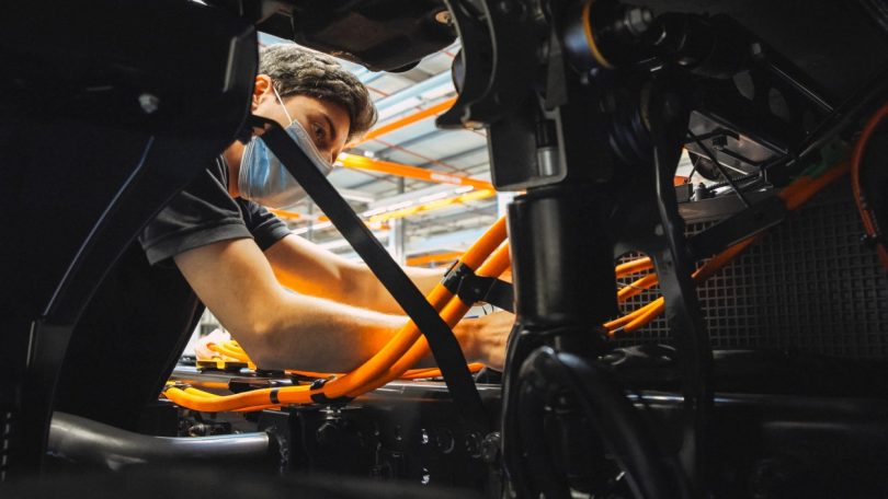 A fábrica da Mercedes-Benz em Wörth vai receber investimento para a produção de camiões com baterias elétricas e células de combustível.