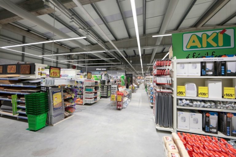 AKI interior da loja Distribuição Hoje