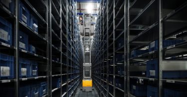 Jungheinrich lança novo order picker vertical para corredores estreitos