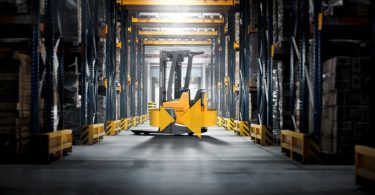 Jungheinrich lança novo stacker elétrico com tecnologia de iões de lítio integrada