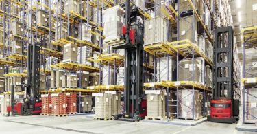 Linde Material Handling lança novos empilhadores para corredores estreitos