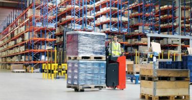 porta-paletes Linde Material Handling com condutor incorporado