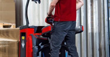 Linde lança novos modelos de porta-paletes e stackers de dupla palete