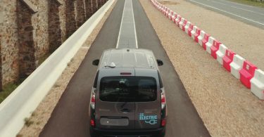 Renault cria sistema que permite carregar veículos elétricos em andamento