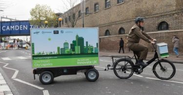 A UPS vai testar a entrega de encomendas com recurso a reboques elétricos puxados por bicicletas.