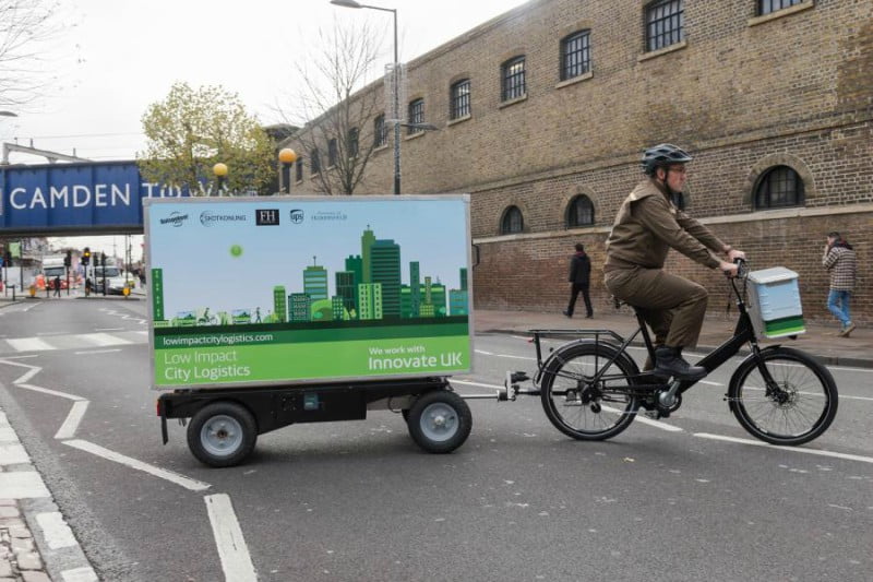 A UPS vai testar a entrega de encomendas com recurso a reboques elétricos puxados por bicicletas.