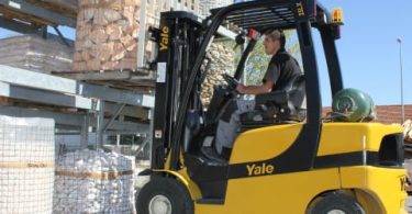 Novo empilhador motorizado da Yale