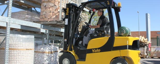 Novo empilhador motorizado da Yale