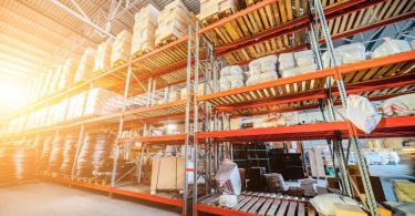 Armazéns já valem mais do que escritórios e a culpa é da Amazon