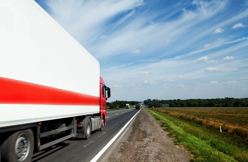 camião na estrada Logística e Transportes Hoje