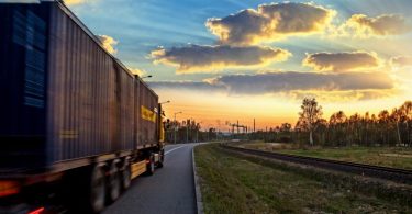 camião na estrada Logística e Transportes Hoje