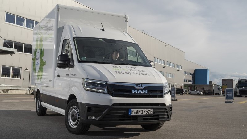 A MAN Truck & Bus lançou novas carrocerias para a MAN eTGE, permitindo o transporte de móveis, o uso na construção, entre outros.