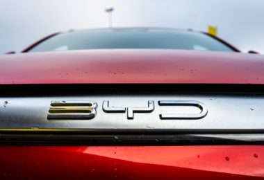 BYD destrona Tesla como líder na produção de carros elétricos