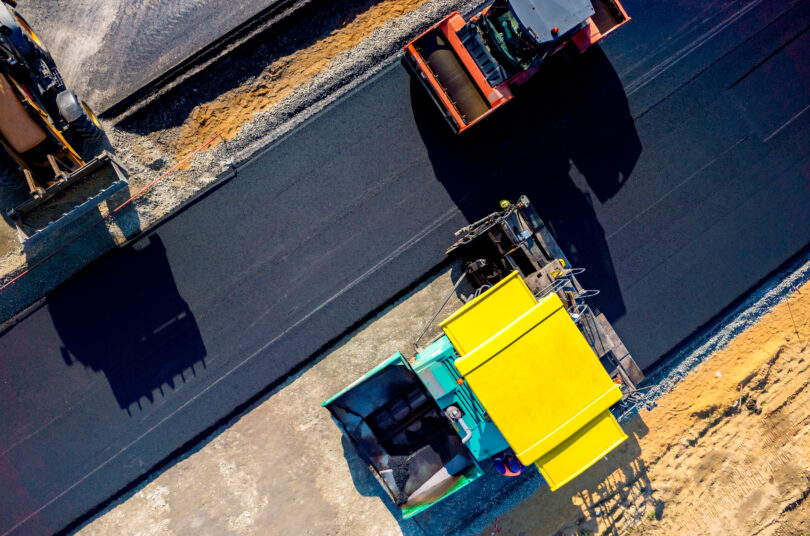 Plástico reciclado usado para pavimentar estradas no Brasil