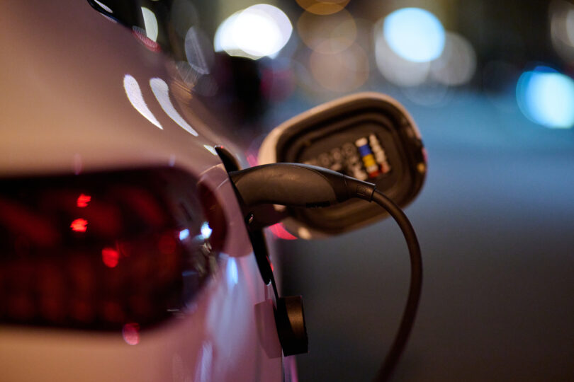 Híbridos plug-in emitem quase 5 vezes mais CO2 do que indicam os testes oficiais