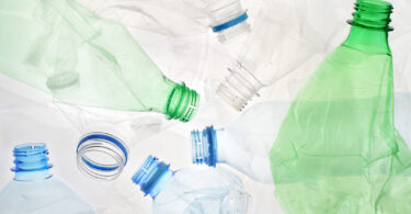 Poluição devido ao plástico pode ser quase eliminada até 2040, diz estudo