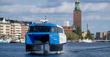 Ferry elétrico reduz emissões até 94% e ganha espaço no transporte urbano em Estocolmo