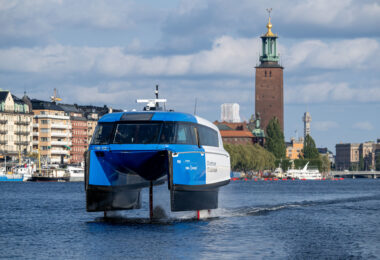 Ferry elétrico reduz emissões até 94% e ganha espaço no transporte urbano em Estocolmo