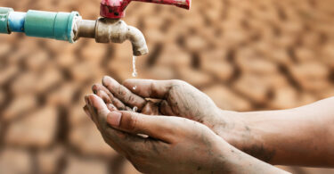Crise climática reduz tempo de vida ao ar livre para milhões de pessoas, concluiu estudo
