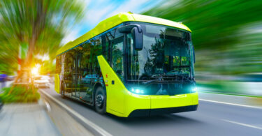 Transportes públicos, reciclagem e novas baterias podem ‘travar’ procura de minerais, diz relatório