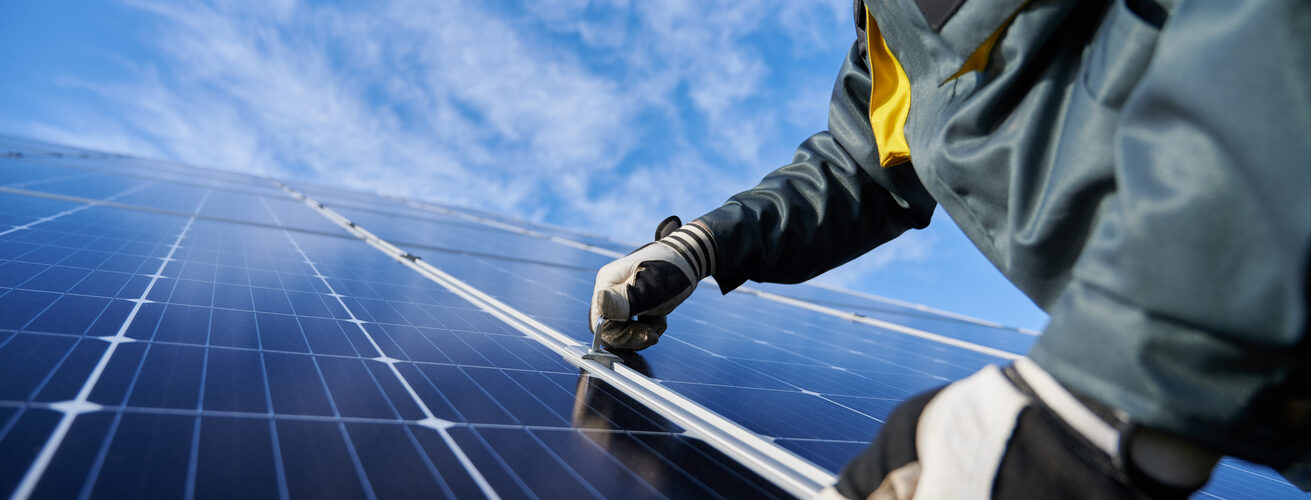 Energia solar e baterias tornam-se mais acessíveis e impulsionam transição energética global