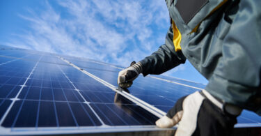 Energia solar e baterias tornam-se mais acessíveis e impulsionam transição energética global